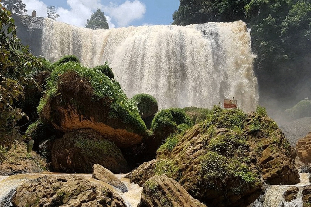Theo truyền thuyết, khi vua Quang Trung hành quân ra Bắc, ông đã cho đàn voi chiến tắm tại đây, tiếng voi rống vang vọng khắp núi rừng, từ đó dòng thác mang tên Thác Voi
